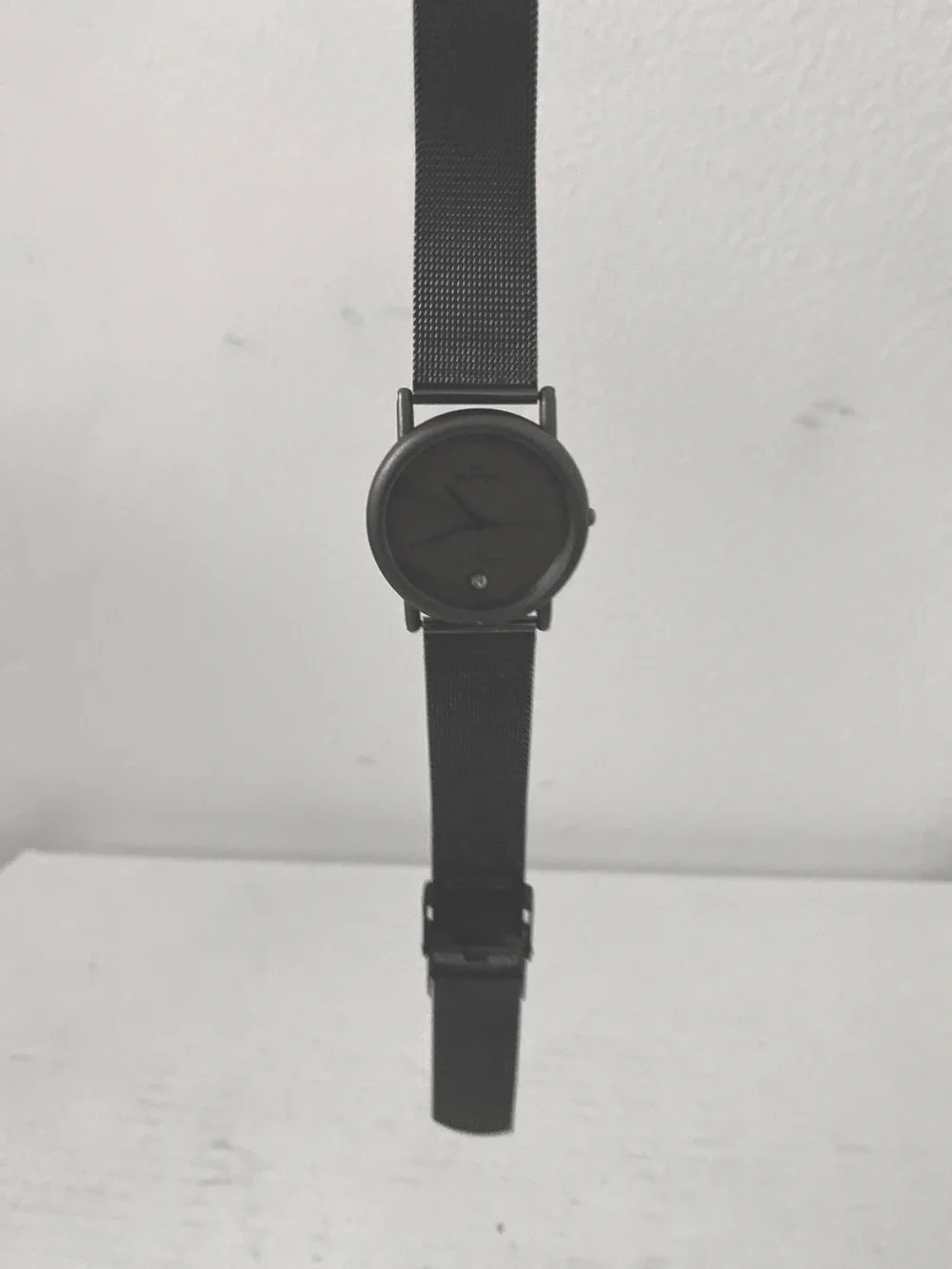Skagen Unisex Minimalist Gunmetal Case/Mesh Band Watch. Calendar and a 2nd Hand.